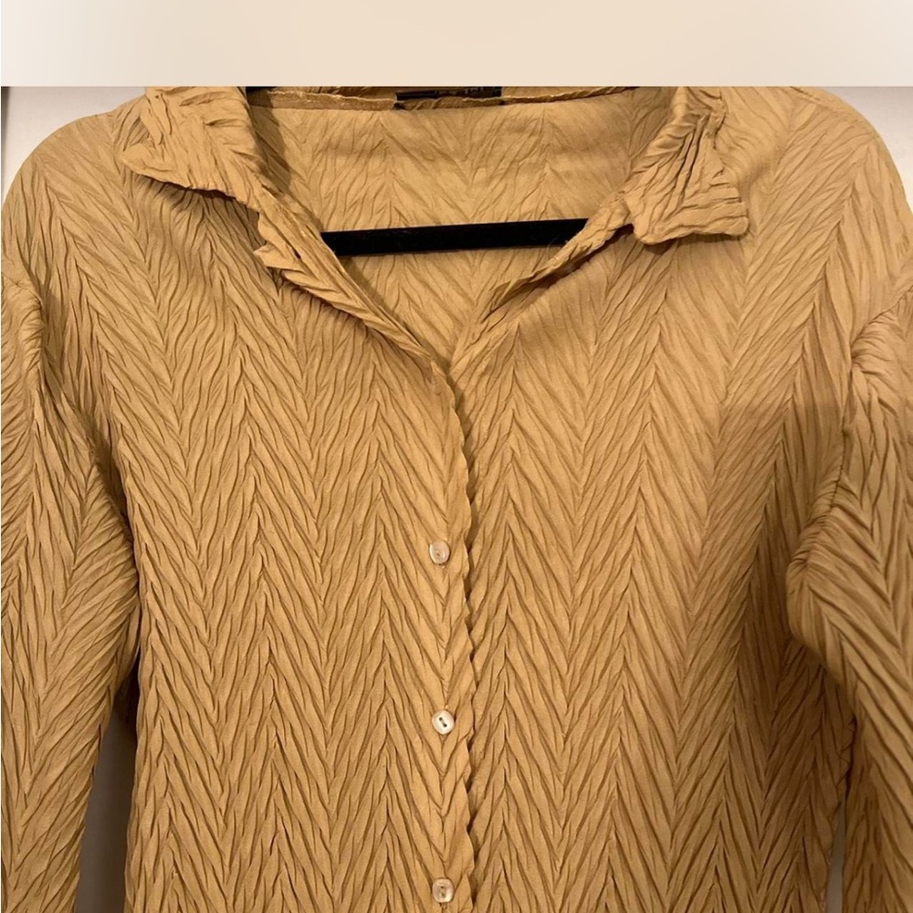 Textured Button-Up Shirt - Picture 3 of 5